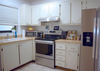 Welcome to sunny Boynton Beach! This move-in-ready 2-bed/2-bath - photo 9