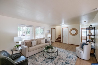 Great dual-living opportunity! Beautiful, move-in-ready 2016