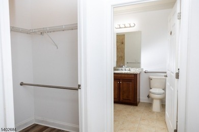 Beautifully maintained open-concept condo in one of the most - photo 21