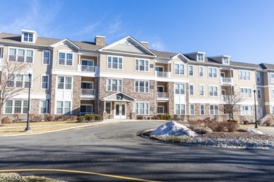 Beautifully maintained open-concept condo in one of the most - photo 23