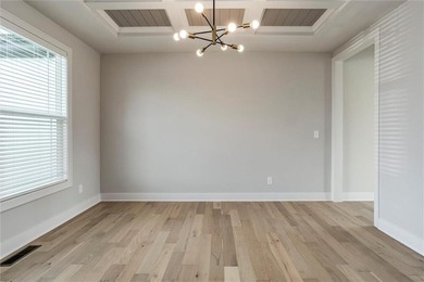 MOVE IN READY! BLINDS & GARAGE DOOR OPENERS ARE INCLUDED! Come - photo 2