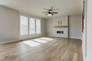 MOVE IN READY! BLINDS & GARAGE DOOR OPENERS ARE INCLUDED! Come - photo 3