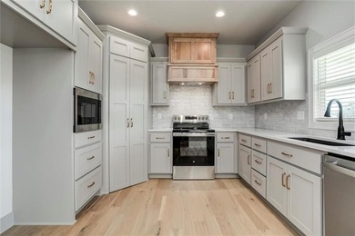 MOVE IN READY! BLINDS & GARAGE DOOR OPENERS ARE INCLUDED! Come - photo 4