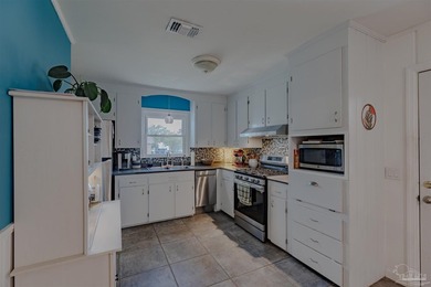 Welcome home to this charming and well maintained corner lot - photo 11