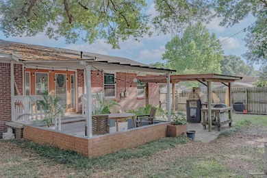 Welcome home to this charming and well maintained corner lot - photo 24