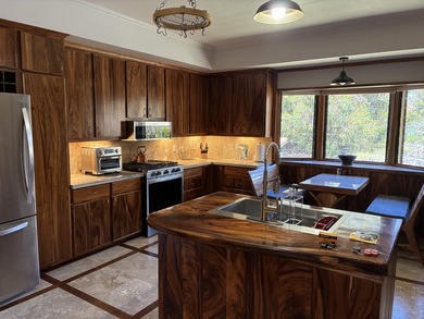 Perched atop a private hilltop with Pacific Ocean views, this - photo 2