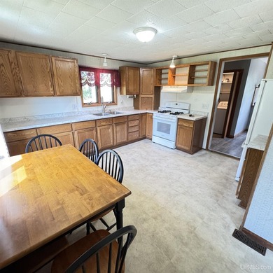 Three bedroom one and a half bedroom house sitting on 20 acres - photo 14