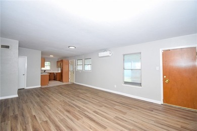 Central location and good schools. This Pretty 3 bedroom, 2 bath - photo 12