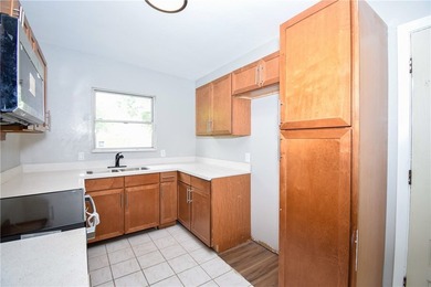 Central location and good schools. This Pretty 3 bedroom, 2 bath - photo 15