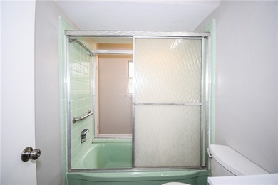 Central location and good schools. This Pretty 3 bedroom, 2 bath - photo 22