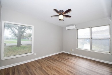 Central location and good schools. This Pretty 3 bedroom, 2 bath - photo 28