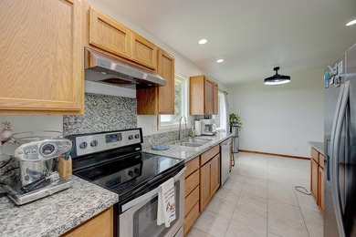 Experience the best of Hawaii living in this inviting 3-bedroom - photo 8