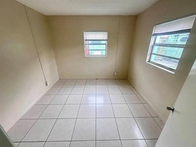 This triplex is a great investment property! Super easy to - photo 4