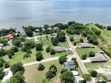BEAUTIFULLY LANDSCAPED HOME ON 4 LOTS AT THE HEART OF THE LAKE - photo 46