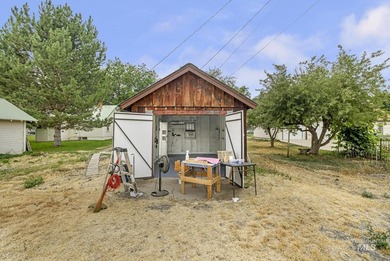 Very clean 3-bedroom, 1-bath home in a quiet neighborhood near - photo 23