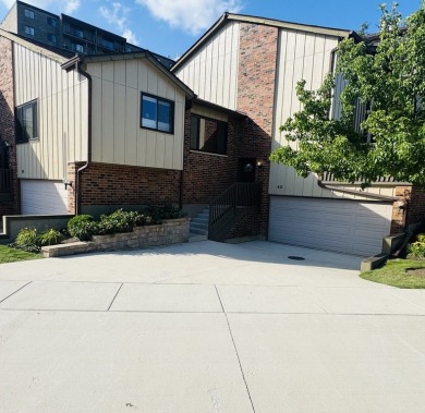 Lake Townhome/Townhouse For Sale in Willowbrook, Illinois