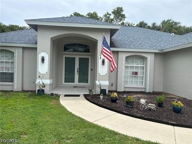 Welcome to this 3 bedroom, 2 1/2 bathroom plus den Fort Myers - photo 1