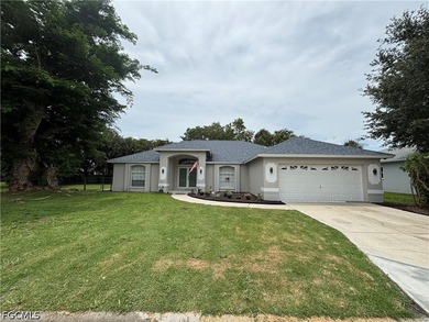 Welcome to this 3 bedroom, 2 1/2 bathroom plus den Fort Myers - photo 2