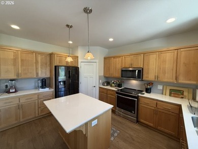 Beautifully maintained *Rogue* floor plan offering 1,765 sq. ft - photo 14