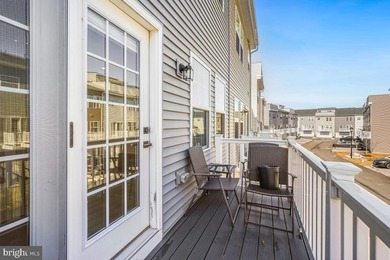 Fine end unit townhome in Amber Ridge in like new condition - photo 16