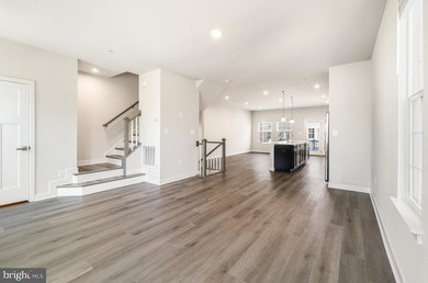 Fine end unit townhome in Amber Ridge in like new condition - photo 18