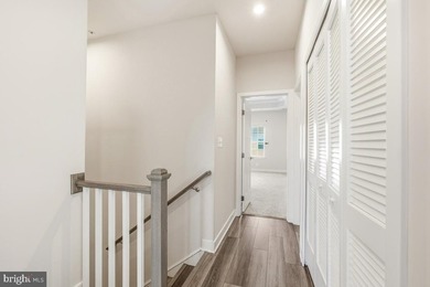 Fine end unit townhome in Amber Ridge in like new condition - photo 20