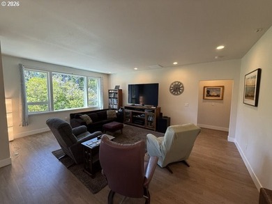Beautifully maintained *Rogue* floor plan offering 1,765 sq. ft - photo 22