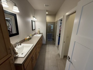 Beautifully maintained *Rogue* floor plan offering 1,765 sq. ft - photo 25