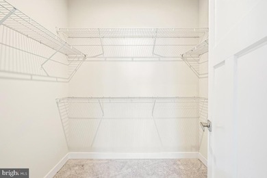 Fine end unit townhome in Amber Ridge in like new condition - photo 25