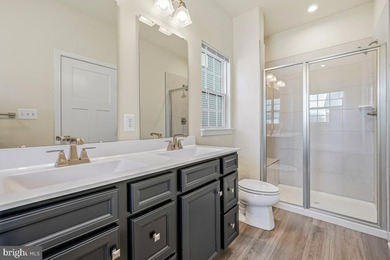 Fine end unit townhome in Amber Ridge in like new condition - photo 27
