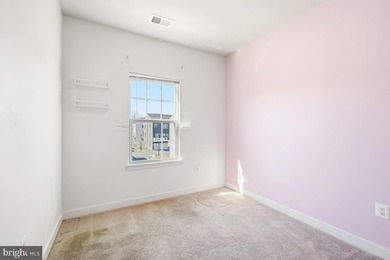 Fine end unit townhome in Amber Ridge in like new condition - photo 28