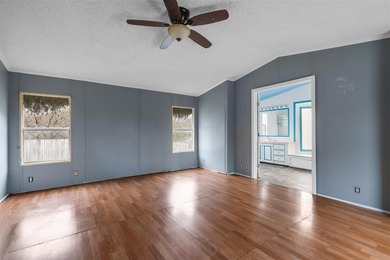 Discover a great investment opportunity in Lake Granbury Harbor - photo 3