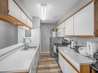 This two-bedroom, two-bath upstairs unit in Fairway Terrace - photo 5