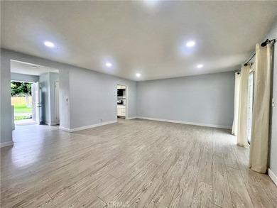 Welcome to this gorgeous turnkey end-unit condo offering 3 - photo 2