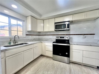 Welcome to this gorgeous turnkey end-unit condo offering 3 - photo 3