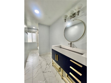 Welcome to this gorgeous turnkey end-unit condo offering 3 - photo 4