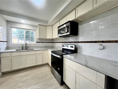Welcome to this gorgeous turnkey end-unit condo offering 3 - photo 5