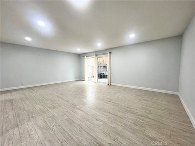 Welcome to this gorgeous turnkey end-unit condo offering 3 - photo 7