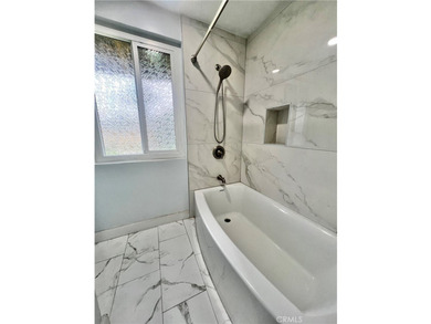 Welcome to this gorgeous turnkey end-unit condo offering 3 - photo 9
