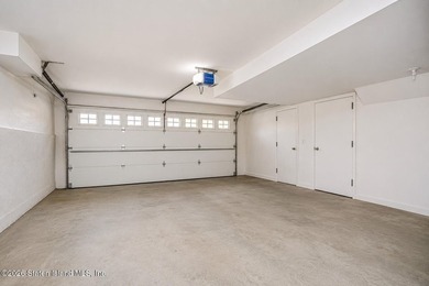 Welcome to 6 Clinton Court! This impressive single family Side - photo 21
