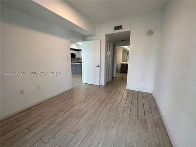 MOTIVATED SELLER! Beautiful 2 Bed/ 2 Bath unit with water and - photo 4
