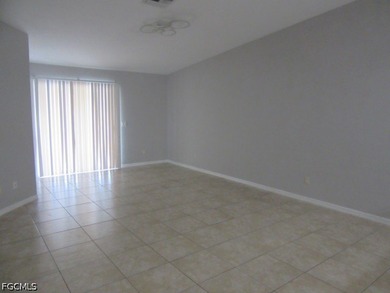 Well maintained duplex with great location with easy access to - photo 2