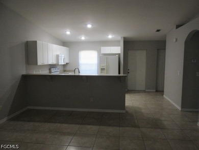 Well maintained duplex with great location with easy access to - photo 3