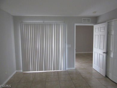 Well maintained duplex with great location with easy access to - photo 4
