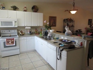 Well maintained duplex with great location with easy access to - photo 9