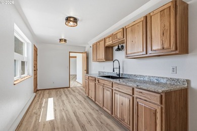 Enjoy the beauty of the Pacific Northwest in this custom-built 4 - photo 33