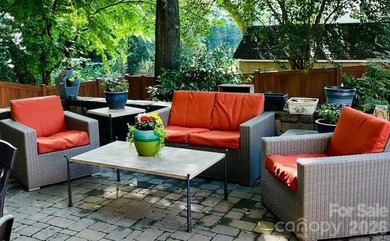 Wonderful corner unit condo in the heart of Elizabeth with