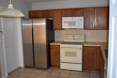 Beautifully maintained 3 bedroom 2.5 bathroom1 car garage - photo 4