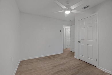 Beautifully renovated and move-in ready! This stunning 4-bedroom - photo 31