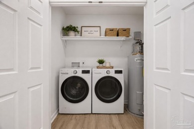 Beautifully renovated and move-in ready! This stunning 4-bedroom - photo 32